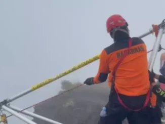 Proses evakuasi jenazah Juliana Marins, WNA dari Brasil yang jatuh di Gunung Rinjani oleh Tim SAR. (Tangkapan Layar Instagram)