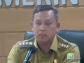 Wali Kota Bekasi Tri Adhianto saat rapat bersama jajarannya.(Tangkapan layar pengguna TikTok @yudztrn.)