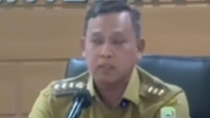Wali Kota Bekasi Tri Adhianto saat rapat bersama jajarannya.(Tangkapan layar pengguna TikTok @yudztrn.)