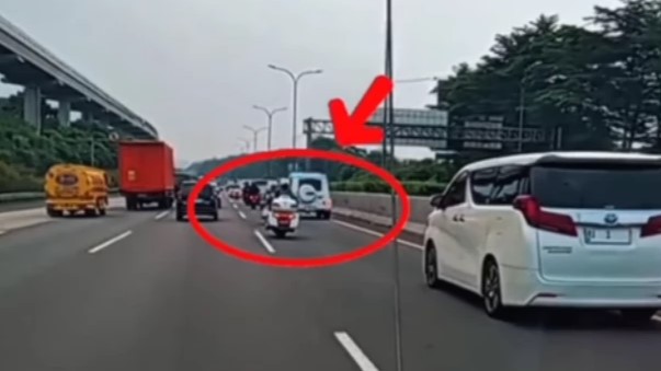 Rombongan Presiden Prabowo Prioritaskan Mobil Damkar di Jalan Raya. (Tangkapan Layar Instagram)