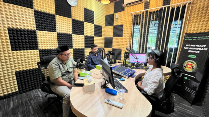 Wakil Ketua DPRD Provinsi Jawa Tengah, Mohammad Saleh, menjadi narasumber dalam siaran Radio Suara Diponegoro Semarang, Rabu (4/6)