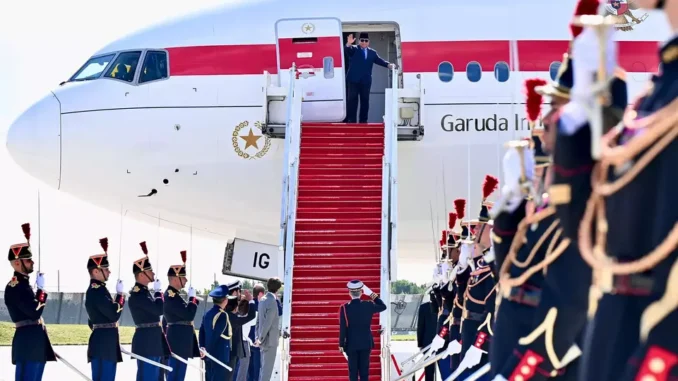 Presiden Prabowo Subianto telah selesai menjalani kunjungan kenegaraan ke sejumlah negara. Prabowo bertolak dari Paris, Prancis, kembali menuju Tanah Air pada Selasa 15 Juli 2025. (BPMI Sekretariat Presiden/BPMI Sekretariat Presiden) Presiden Prabowo Subianto telah selesai menjalani kunjungan kenegaraan ke sejumlah negara. Prabowo bertolak dari Paris, Prancis, kembali menuju Tanah Air pada Selasa 15 Juli 2025. (BPMI Sekretariat Presiden/BPMI Sekretariat Presiden)