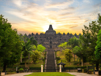 Borobudur atau Barabudur, sebuah candi Buddha Mahayana di Kabupaten Magelang