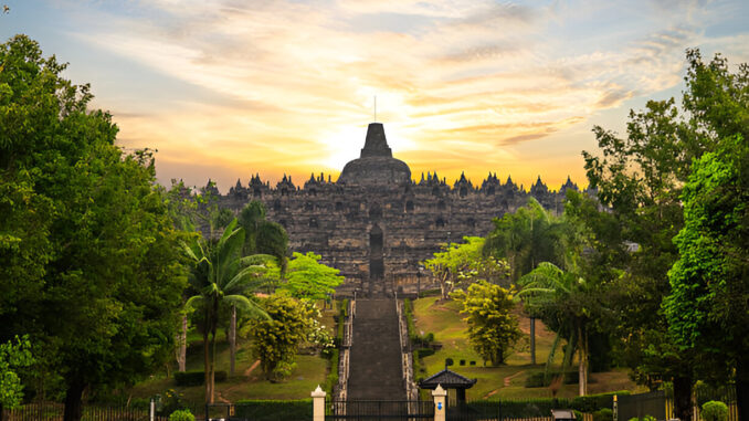 Borobudur atau Barabudur, sebuah candi Buddha Mahayana di Kabupaten Magelang