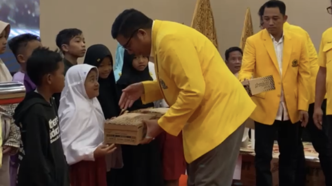 Ketua DPD Golkar Jateng, Mohammad Saleh, membagikan sepatu dalam kegiatan rakor konsolidasi koordinasi dan workshop Fraksi Partai Golkar DPRD Provinsi serta DPRD Kabupaten/Kota se-Jawa Tengah yang digelar di The Sunan Hotel Solo, Jumat (25/7) sore