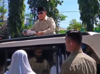 Viral! Aksi Kia, menyerahkan hasil karya lukisannya langsung diterima oleh Presiden Prabowo Subianto saat presiden melewati jalan di depan Hotel Alila Solo, Senin, (21/07) (Tangkapan Layar Tiktok Mr.han941)