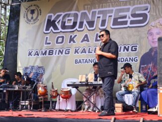 Wakil Ketua DPRD Jawa Tengah, Mohammad Saleh, saat sambutan dalam gelaran "Kontes Lokal Kambing Kaligesing Piala Wakil Ketua DPRD Jawa Tengah", di Lapangan Desa Pretek, Kecamatan Paculangan, Kabupaten Batang, pada Minggu (27/7/2025).