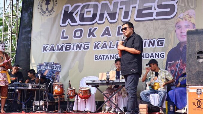 Wakil Ketua DPRD Jawa Tengah, Mohammad Saleh, saat sambutan dalam gelaran "Kontes Lokal Kambing Kaligesing Piala Wakil Ketua DPRD Jawa Tengah", di Lapangan Desa Pretek, Kecamatan Paculangan, Kabupaten Batang, pada Minggu (27/7/2025).