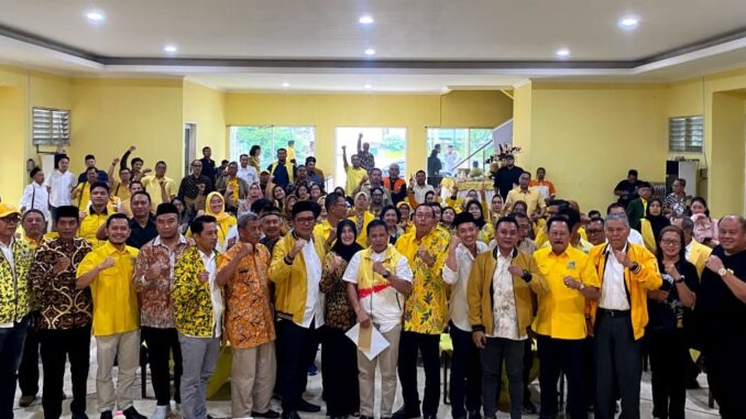 FOTO BERSAMA: Ketua DPD Partai Golkar Jateng, Mohammad Saleh (tengah), bersama pengurus periode 2025-2030, berfoto bersama seusai pembacaan surat keputusan DPP Partai Golkar tentang komposisi dan personalia Dewan Pimpinan Daerah Partai Golkar Jateng periode 2025-2030 di Wisma Karya, Minggu (6/7/2025).