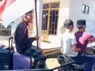 Atlet peraih medali emas di kejuaraan Asia asal Probolinggo, Dimas Lukito Wardhana, terlihat menaiki gerobak saat diarak oleh warga. (Foto: Tangkapan Layar Video)
