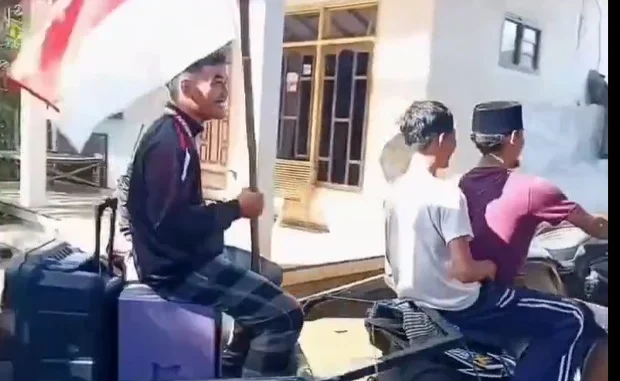 Atlet peraih medali emas di kejuaraan Asia asal Probolinggo, Dimas Lukito Wardhana, terlihat menaiki gerobak saat diarak oleh warga. (Foto: Tangkapan Layar Video)