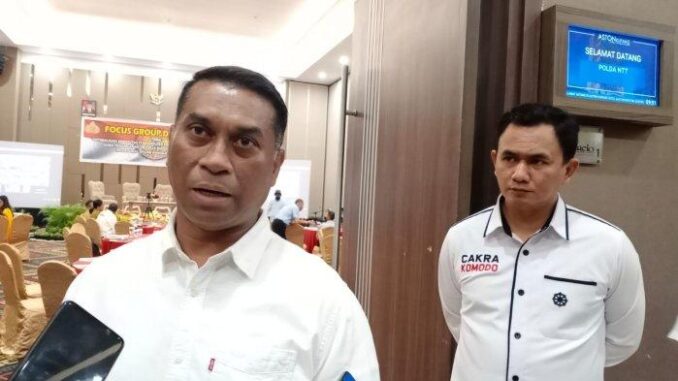 direktur-intelkam-polda-ntt-kombes-pol-jan-makatita-sik-memberikan-keterangan
