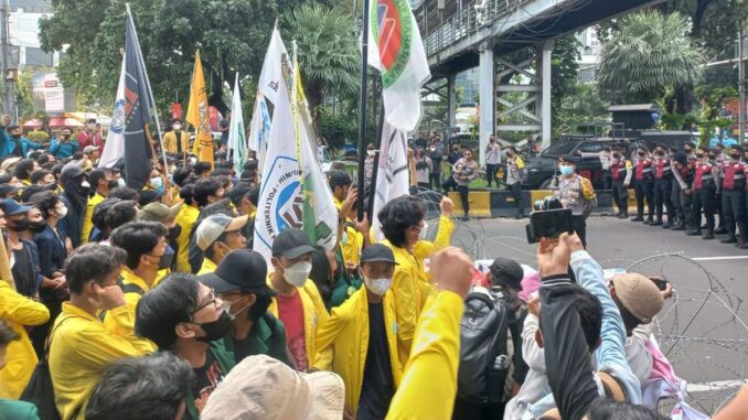massa-bem-si-demo-di-patung-kuda-mencoba-terobos-kawat-berduri_169