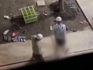 Tangkapan layar video viral santri dicambuk menggunakan rotan hingga mengalami luka melepuh di kaki