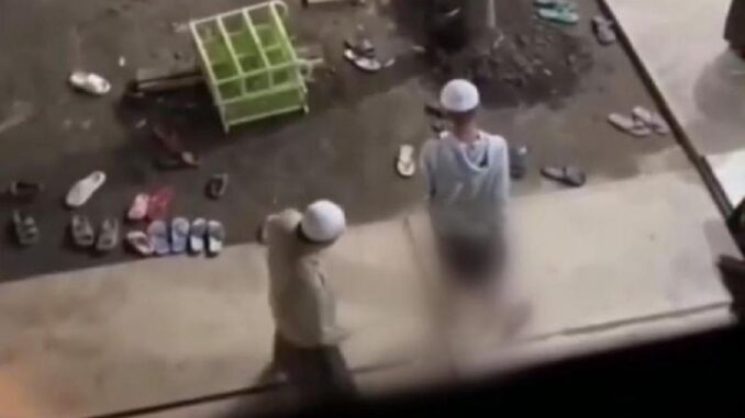 Tangkapan layar video viral santri dicambuk menggunakan rotan hingga mengalami luka melepuh di kaki