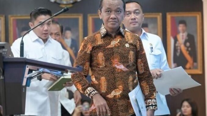 Menteri Energi dan Sumber Daya Mineral (ESDM) Bahlil Lahadalia mendorong Koperasi Desa (Kopdes) Merah Putih untuk berperan aktif dalam pembangunan pembangkit listrik tenaga surya (PLTS) di pedesaan. Menteri Energi dan Sumber Daya Mineral (ESDM) Bahlil Lahadalia mendorong Koperasi Desa (Kopdes) Merah Putih untuk berperan aktif dalam pembangunan pembangkit listrik tenaga surya (PLTS) di pedesaan.