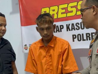 "Maling Ketiduran di Rumah Korban". Kapolsek Jambi Timur AKP Edi Mardi Siswoyo menanyai pelaku pembobolan rumah di Kota Jambi, Kamis (31/7/2025).