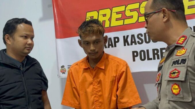 "Maling Ketiduran di Rumah Korban". Kapolsek Jambi Timur AKP Edi Mardi Siswoyo menanyai pelaku pembobolan rumah di Kota Jambi, Kamis (31/7/2025). "Maling Ketiduran di Rumah Korban". Kapolsek Jambi Timur AKP Edi Mardi Siswoyo menanyai pelaku pembobolan rumah di Kota Jambi, Kamis (31/7/2025).