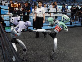 Robot humanoid Unitree Robotics berkompetisi dalam pertandingan kickboxing di World Humanoid Robot Games perdana, di National Speed Skating Oval di Beijing, Tiongkok, 15 Agustus 2025. REUTERS/Tingshu Wang