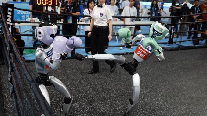 Robot humanoid Unitree Robotics berkompetisi dalam pertandingan kickboxing di World Humanoid Robot Games perdana, di National Speed Skating Oval di Beijing, Tiongkok, 15 Agustus 2025. REUTERS/Tingshu Wang