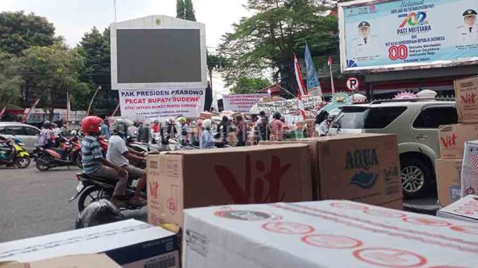 belasan-ribu-donasi-warga-menumpuk-di-posko-pengga-20250811062549