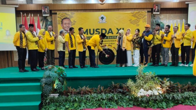 Ketua Partai Golkar Provinsi Jawa Tengah, Mohammad Saleh, ST, M.En, didampingi Pengurus dan senior, meresmikan pelaksanaan Musda Partai Golkar XI Kabupaten Pati, dengan memukul gong.