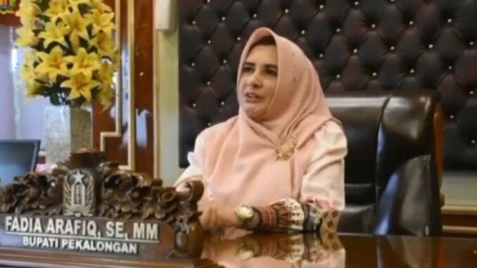 profil-dan-kekayaan-fadia-arafiq-bupati-cantik-pekalongan-yang-maki-maki-dan-bilang-mampus-ke-warga-67c91e16208ec