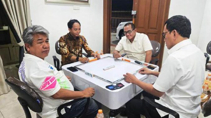 Menteri Kehutanan Raja Juli Antoni (kedua dari kiri) bermain domino bersama Menteri Pelindungan Pekerja Migran Abdul Kadir Karding (kanan), Wakil Ketua Umum Dewan Pengurus Nasional Persatuan Olahraga Domino Indonesia Andi Rukman Nurdin Karumpa, dan pengusaha Aziz Wellang, 1 September 2025.
