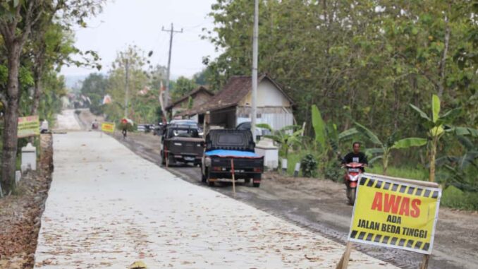 Dianggarkan Rp15,3 Miliar, Ahmad Luthfi Tinjau Langsung Perbaikan Jalan Todanan–Ngawen Blora (3) Dianggarkan Rp15,3 Miliar, Ahmad Luthfi Tinjau Langsung Perbaikan Jalan Todanan–Ngawen Blora (3)