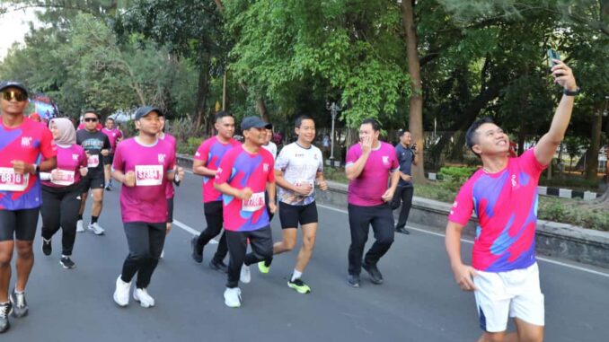 Gubernur Jawa Tengah, Ahmad Luthfi bersama sekitar 6.000 peserta meramaikan gelaran Solo Run Fest 2025 di Kota Surakarta pada Minggu, 28 September 2025. Gubernur Jawa Tengah, Ahmad Luthfi bersama sekitar 6.000 peserta meramaikan gelaran Solo Run Fest 2025 di Kota Surakarta pada Minggu, 28 September 2025.