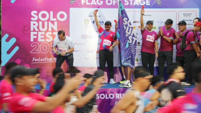 Gubernur Jawa Tengah, Ahmad Luthfi bersama sekitar 6.000 peserta meramaikan gelaran Solo Run Fest 2025 di Kota Surakarta pada Minggu, 28 September 2025.