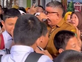 Kepala Sekolah SMPN 1 Prabumulih, Roni Ardiansyah saat perpisahan dengan seluruh siswa, yang sempat dicopot sebagai kepala sekolah