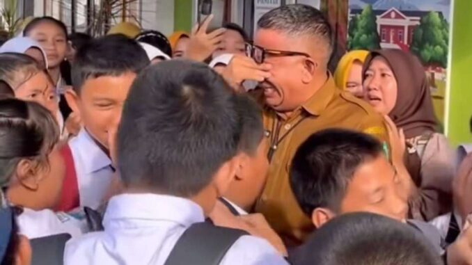 Kepala Sekolah SMPN 1 Prabumulih, Roni Ardiansyah saat perpisahan dengan seluruh siswa, yang sempat dicopot sebagai kepala sekolah