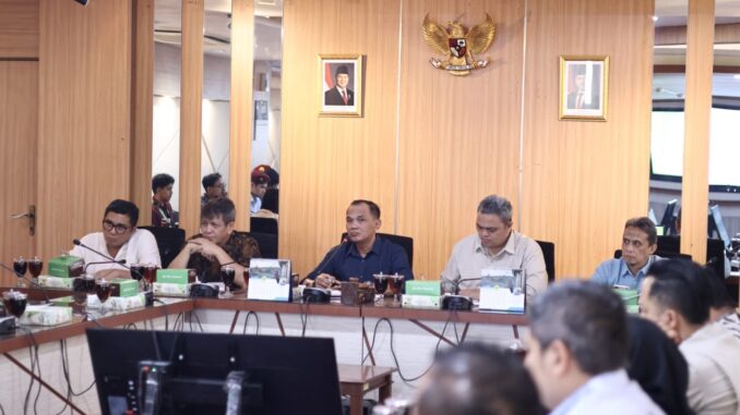 Para pimpinan DPRD Provinsi Jawa Tengah (Jateng) melakukan audiensi dengan kelompok organisasi Cipayung Plus yang terdiri dari GMNI, HMI, PMII, IMM, PMKRI, GMKI, dan KAMMI, di Gedung Berlian DPRD Jateng, Rabu (10/9/2025).