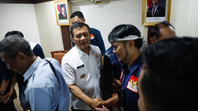 Gubernur Jawa Tengah, Ahmad Luthfi menemui eks buruh PT Sritex disela melakukan aksi demonstasi di depan Kantor Gubernur Jawa Tengah pada Rabu, 24 September 2025.