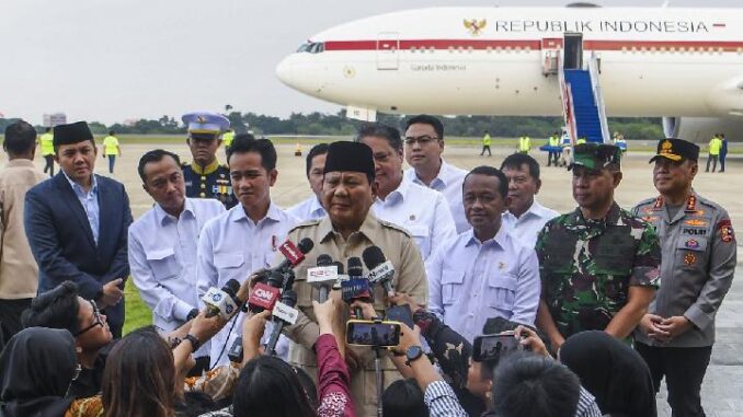 Presiden Prabowo Subianto (tengah) bersama Wakil Presiden Gibran Rakabuming Raka (ketiga kiri) didampingi jajaran kabinet Merah Putih memberikan keterangan pers ketika tiba di Pangkalan Udara TNI AU Halim Perdanakusuma, Jakarta, 27 September 2025. Presiden Prabowo Subianto (tengah) bersama Wakil Presiden Gibran Rakabuming Raka (ketiga kiri) didampingi jajaran kabinet Merah Putih memberikan keterangan pers ketika tiba di Pangkalan Udara TNI AU Halim Perdanakusuma, Jakarta, 27 September 2025.