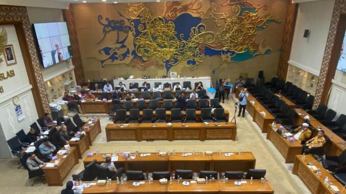Badan Legislasi (Baleg) DPR RI menggelar rapat dengar pendapat umum (RDPU) terkait Rancangan Undang-Undang Badan Pembinaan Ideologi Pancasila (RUU BPIP) di kompleks parlemen, Senayan, Jakarta Pusat, Kamis (11/9/2025). Badan Legislasi (Baleg) DPR RI menggelar rapat dengar pendapat umum (RDPU) terkait Rancangan Undang-Undang Badan Pembinaan Ideologi Pancasila (RUU BPIP) di kompleks parlemen, Senayan, Jakarta Pusat, Kamis (11/9/2025).