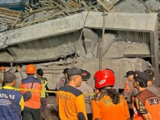 Tim SAR gabungan mencari korban bangunan mushalla yang ambruk di Pondok Pesantren (Ponpes) Al Khoziny di Kecamatan Buduran, Sidoarjo, Jawa Timur, Senin (29/9/2025) malam.