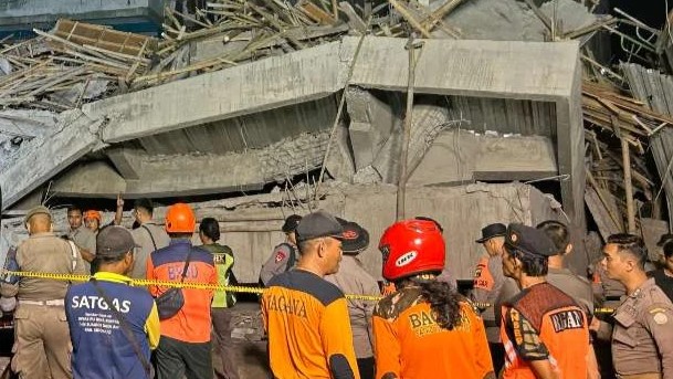 Tim SAR gabungan mencari korban bangunan mushalla yang ambruk di Pondok Pesantren (Ponpes) Al Khoziny di Kecamatan Buduran, Sidoarjo, Jawa Timur, Senin (29/9/2025) malam.