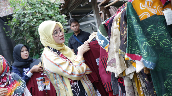 Ketua Dekranasda Jateng, Nawal Arafah Yasin, saat mengunjungi Rumah Inklusif yang berlokasi di Kampung Panggel, Desa Kembaran, Kecamatan Kebumen, Selasa (16/9/2025) Ketua Dekranasda Jateng, Nawal Arafah Yasin, saat mengunjungi Rumah Inklusif yang berlokasi di Kampung Panggel, Desa Kembaran, Kecamatan Kebumen, Selasa (16/9/2025)
