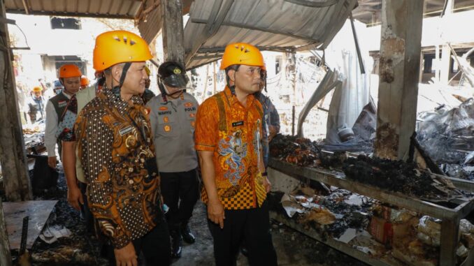 Percepat Pemulihan Pasar Kota Wonogiri, Ahmad Luthfi Gelontorkan Rp1 Miliar untuk Bangun Sarpras Darurat Percepat Pemulihan Pasar Kota Wonogiri, Ahmad Luthfi Gelontorkan Rp1 Miliar untuk Bangun Sarpras Darurat