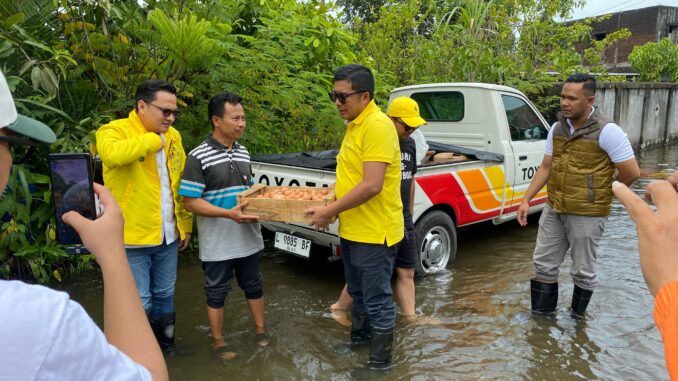 Wakil Ketua DPRD Provinsi Jawa Tengah, Mohammad Saleh, mendatangi rumah warga yang terdampak banjir di RT 3 RW X Kelurahan Genuksari, Kecamatan Genuk, Kota Semarang. Pemberian bantuan berupa sembako ini diserahkan langsung Mohammad Saleh, pada Rabu (29/10).
