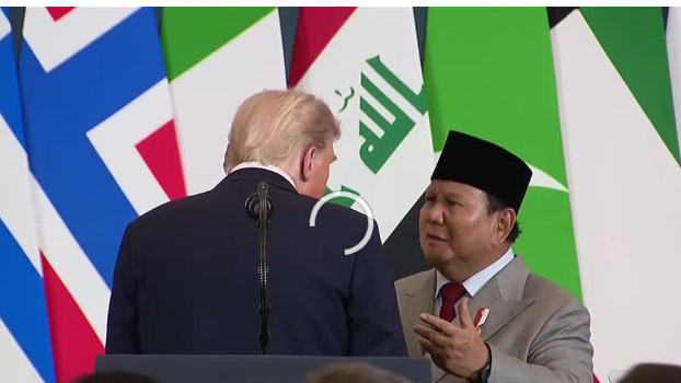 Presiden Indonesia meminta Trump untuk mengatur pertemuan dengan putranya, Eric, dalam momen ‘mikrofon terbuka’ (Tangkapan Layar Reuter)