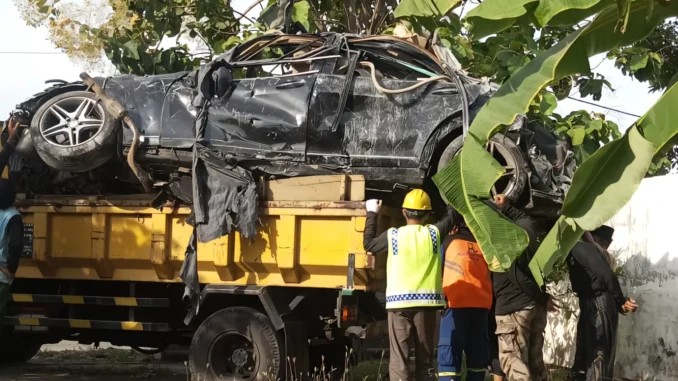 Mobil Mewah Mercedes-Benz Ditemukan Tertimbun Reruntuhan Ponpes Al Khoziny Sidoarjo