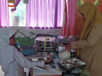 Siswi Anak Penjual Sapu Rela Tunda Makan MBG Demi Ibu dan Adiknya