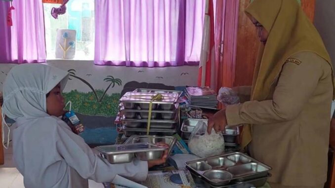 Siswi Anak Penjual Sapu Rela Tunda Makan MBG Demi Ibu dan Adiknya