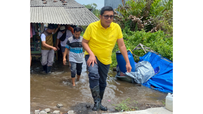 Wakil Ketua DPRD Provinsi Jawa Tengah, Mohammad Saleh, mendatangi rumah warga yang terdampak banjir di RT 3 RW X Kelurahan Genuksari, Kecamatan Genuk, Kota Semarang, pada Rabu (29/10). Wakil Ketua DPRD Provinsi Jawa Tengah, Mohammad Saleh, mendatangi rumah warga yang terdampak banjir di RT 3 RW X Kelurahan Genuksari, Kecamatan Genuk, Kota Semarang, pada Rabu (29/10).
