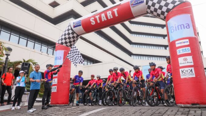 Sekretaris Daerah (Sekda) Provinsi Jawa Tengah, Sumarno, melepas komunitas sepeda Tendbir Semarang untuk melakukan touring rute Kota Semarang-Purwokerto Kabupaten Banyumas, dari Halaman Kantor Bank Jateng, Kota Semarang, Sabtu, 22 November 2025.