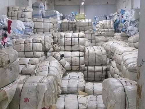Impor Baju Bekas Melonjak Tajam, Menteri UMKM Sentil Oknum Bea Cukai
