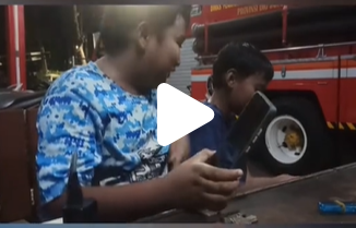 Tidak ke Polisi, Dua Bocah Jaktim Serahkan HP Temuan ke Pos Damkar